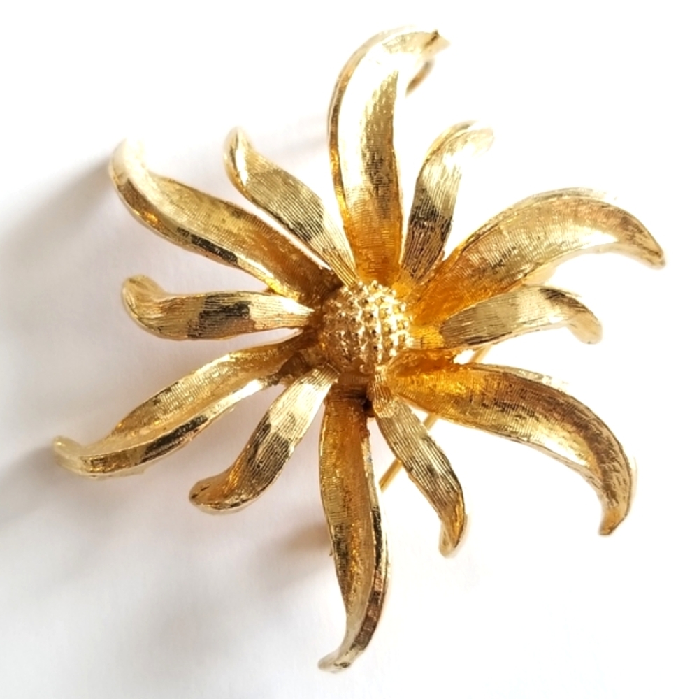 Vintage flower brooch / pendant gold tone sunflower floral wavy petals pin daisy